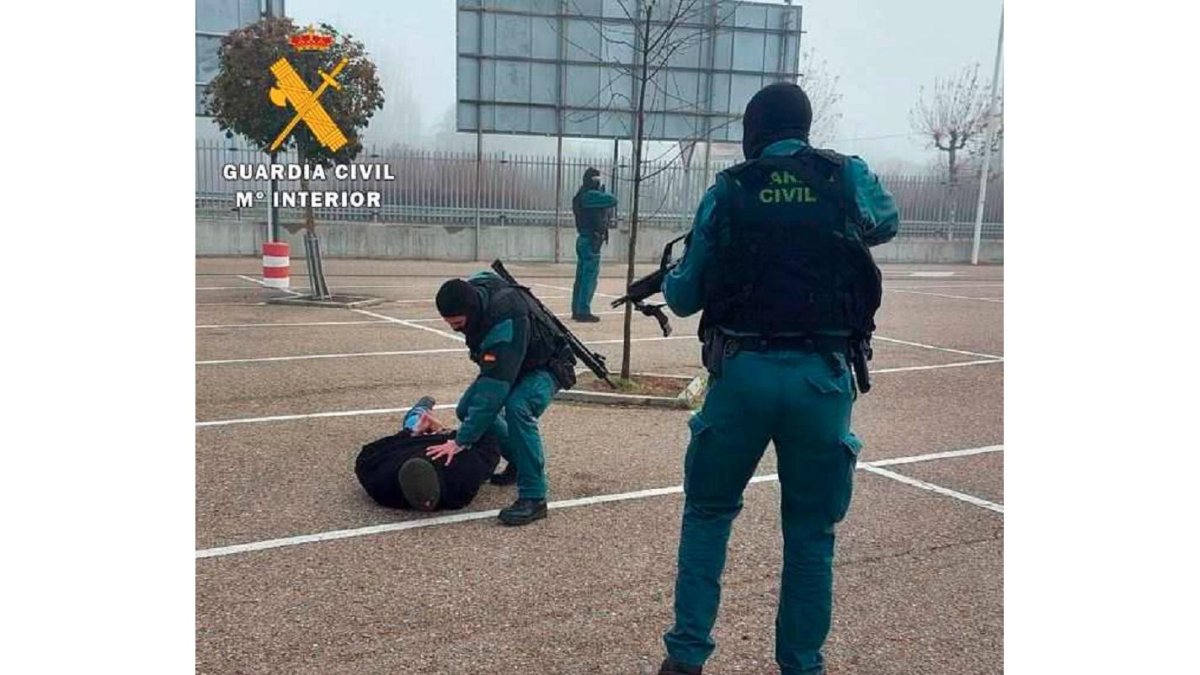 La Guardia Civil de Valladolid realiza un simulacro de atentado terrorista en una zona comercial de Laguna de Duero. - ICAL