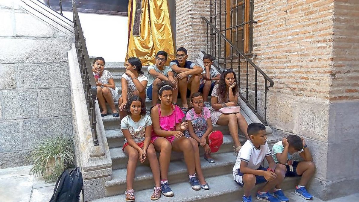 Foto de familia de los niños del programa ‘Vacaciones en Paz’ ayer, en el Ayuntamiento de Medina del Campo.-EL MUNDO