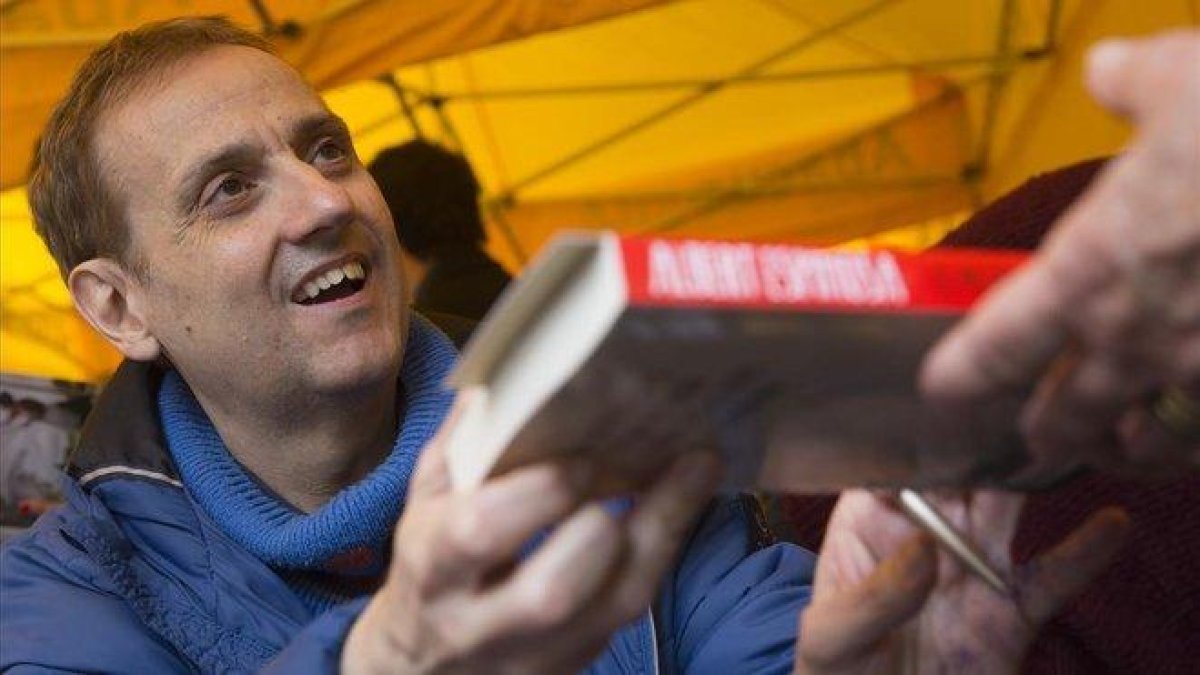 Albert Espinosa firmando este Sant Jordi.-ALBERT BERTRAN