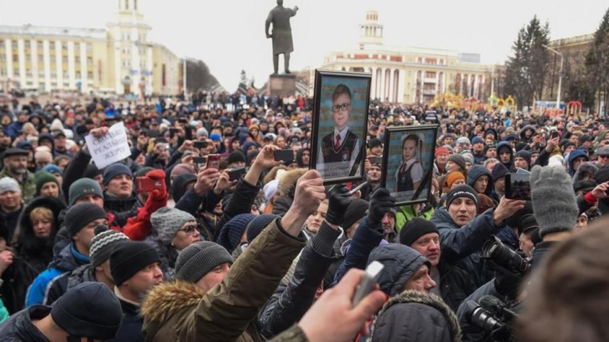Manifestación con fotos de los niños fallecidos en la ciudad de Kémerovo donde se encuentra el centro comercial que se incendió.-/ AFP / DMITRY SEREBRYAKOV
