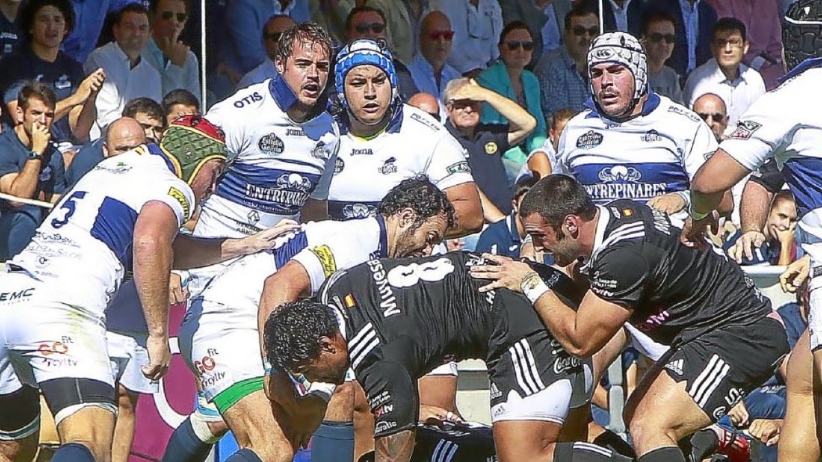 Los jugadores del Quesos Entrepinares y del SilverStorm, durante una melé en el derbi del pasado domingo.-J. M. LOSTAU