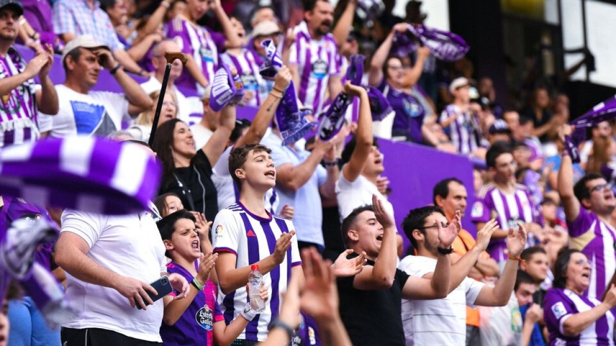 Aficionados animan al Real Valladolid en un partido de esta temporada. / I. SOLA / RV
