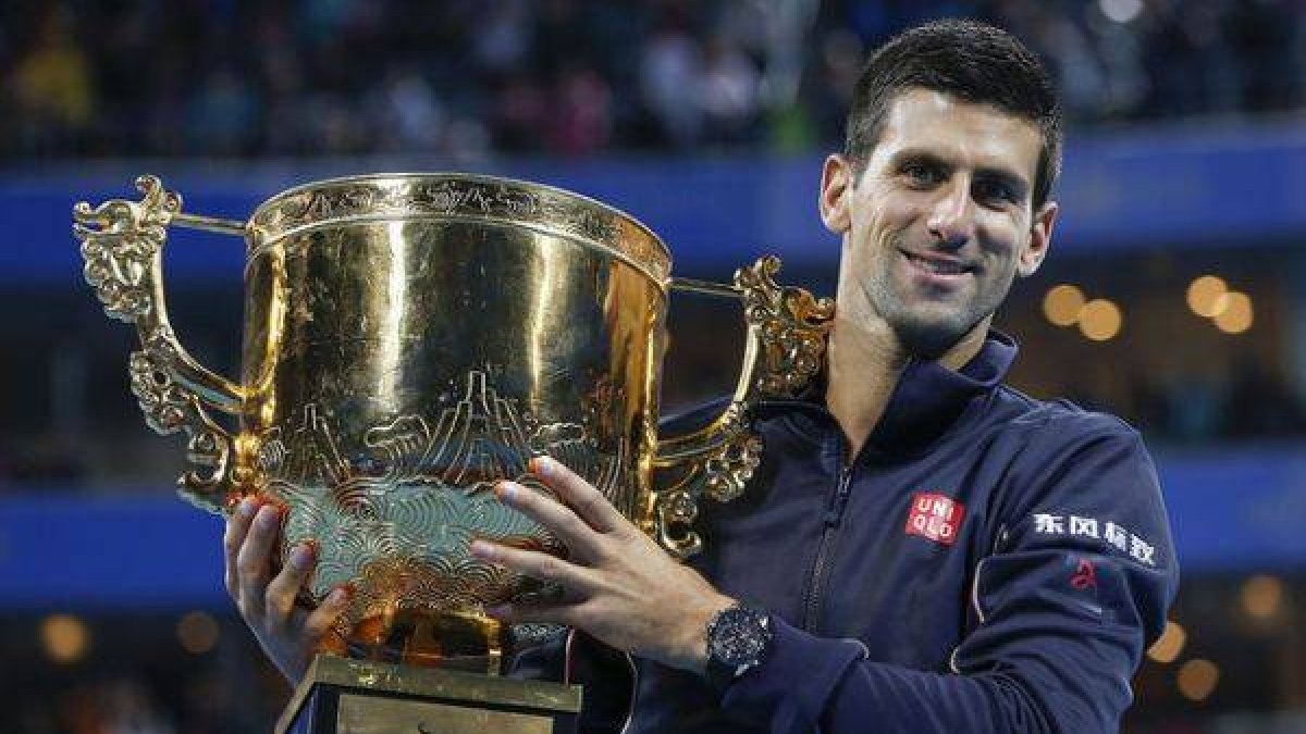 Novak Djokovic posa con el trofeo del Abierto de Pekín tras imponerse a Tomas Berdych.-Foto: AP / VINCENT THIAN