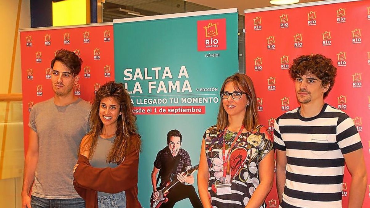 El grupo Simone, ganador del concurso del año pasado, junto con Sara Valladolid, directora de Marketing del centro.-E.M.