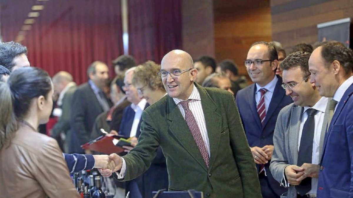 El presidente de la Diputación, Jesús Julio Carnero, visita los expositores de las bodegas en la misión inversa del plan de internacionalización de empresas.-ICAL