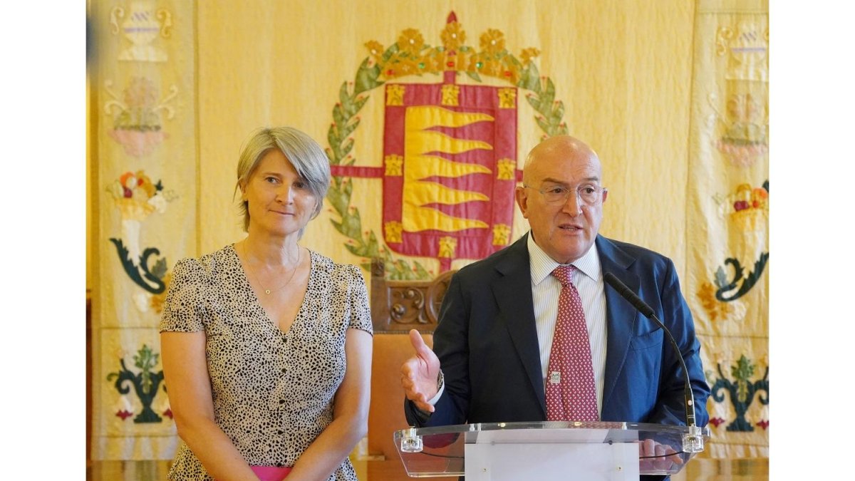 Jesús Julio Carnero, alcalde de Valladolid, se reúne con la directora general de OUIGO, Hélène Velenzuela.- ICAL