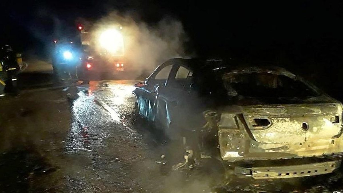 Incendio del turismo, anoche en el kilómetro 216 de la Autovía del Noroeste, A-6.-BOMBEROS DE DIPUTACIÓN