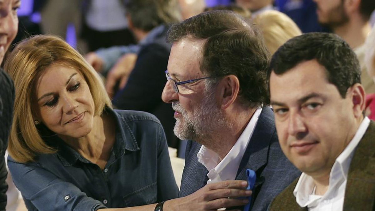 El líder del PP y presidente del Gobierno en funciones, Mariano Rajoy, con la secretaria general del partido, María Dolores de Cospedal, y el presidente del PP-A, Juanma Moreno, en un acto del partido hoy, en Sevilla.-EFE / JOSÉ MANUEL VIDAL