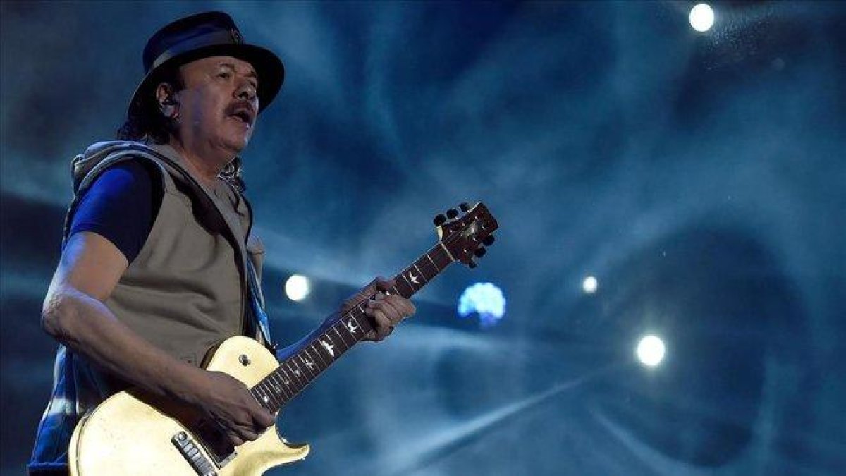 El guitarrista mexicano Carlos Santana.-AFP