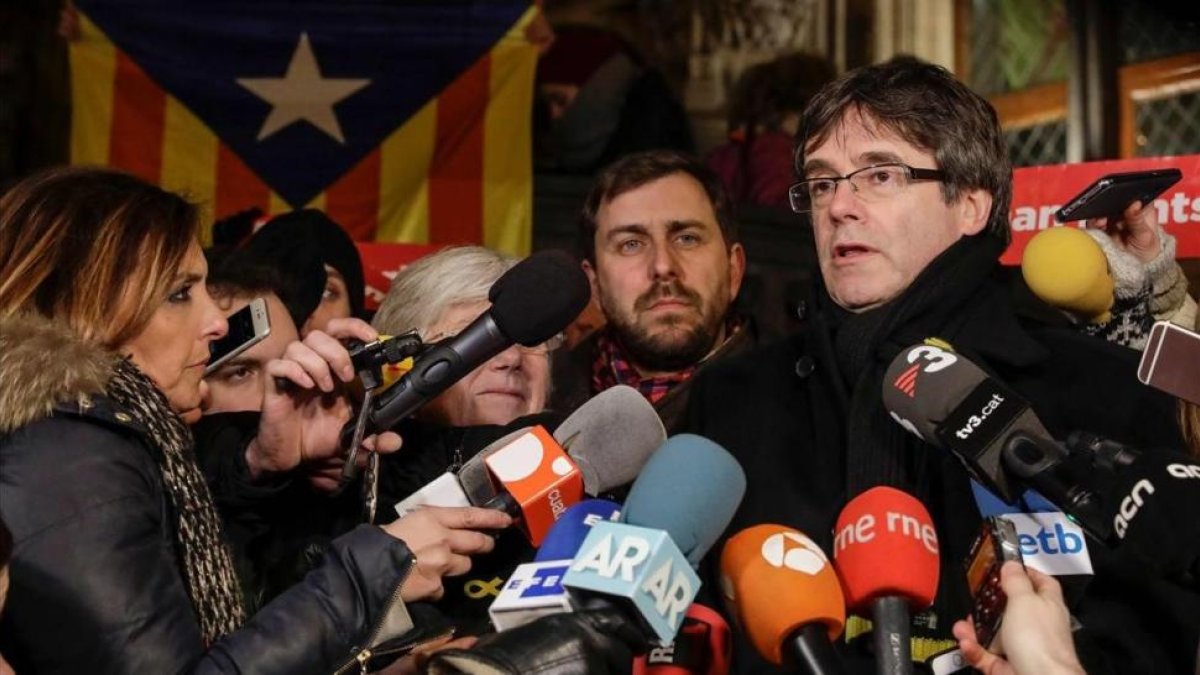 Puigdemont, junto a Comín, en Lovaina.-AFP / THIERRY ROGE