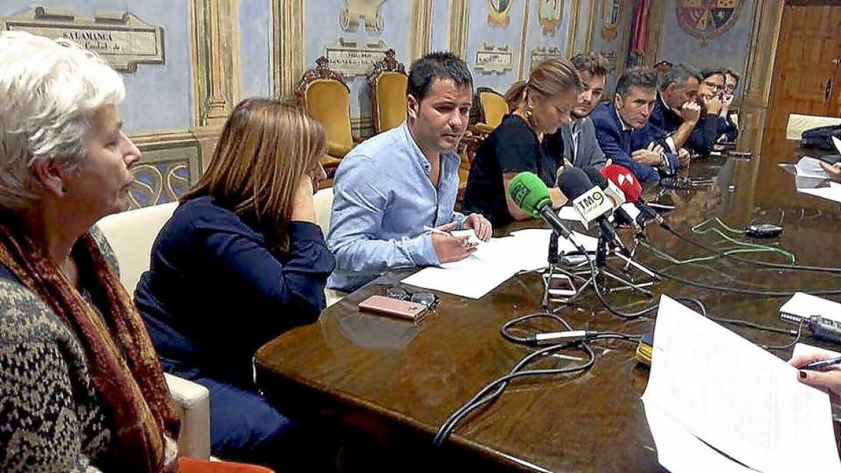 Jorge Barragán y Teresa López, en la presentación de su acuerdo de Gobierno el pasado día 21.-EL MUNDO