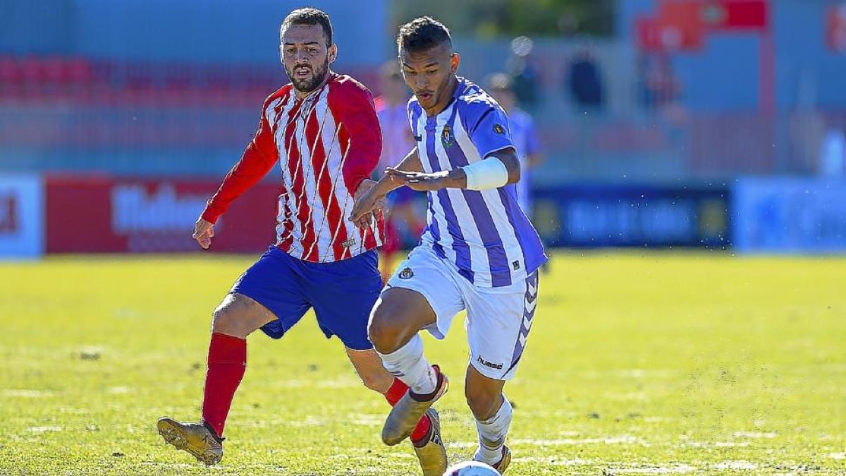 El delantero blanquivioleta Luis Suárez avanza con el balón, ante un  rival.-LOF