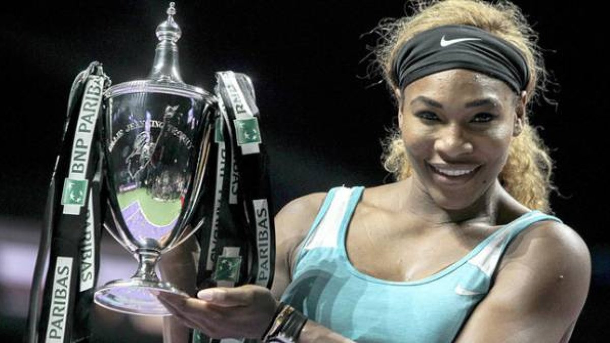 Serena Williams, con el trofeo que la acredita como ganadora del Masters femenino.-Foto: EFE / WALLACE WOON