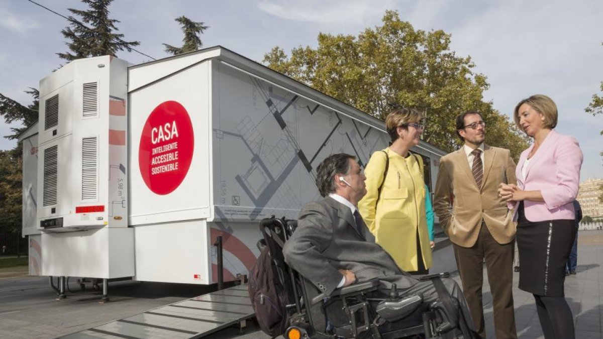 Alicia García junto con Ismael Pérez, María Teresa Fernández yJesús Hernández frente a la vivienda inteligente.-ICAL