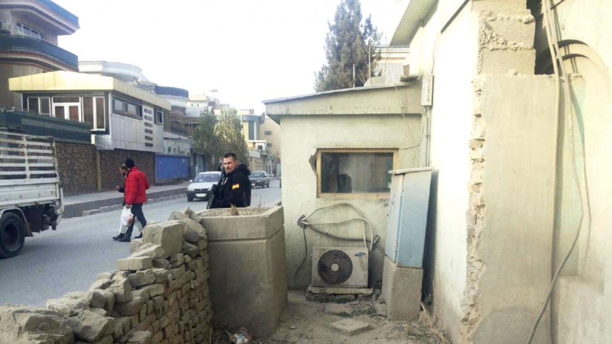 La Embajada de España en Kabul se fotografió para denunciar las malas condiciones de seguridad del complejo-EL MUNDO