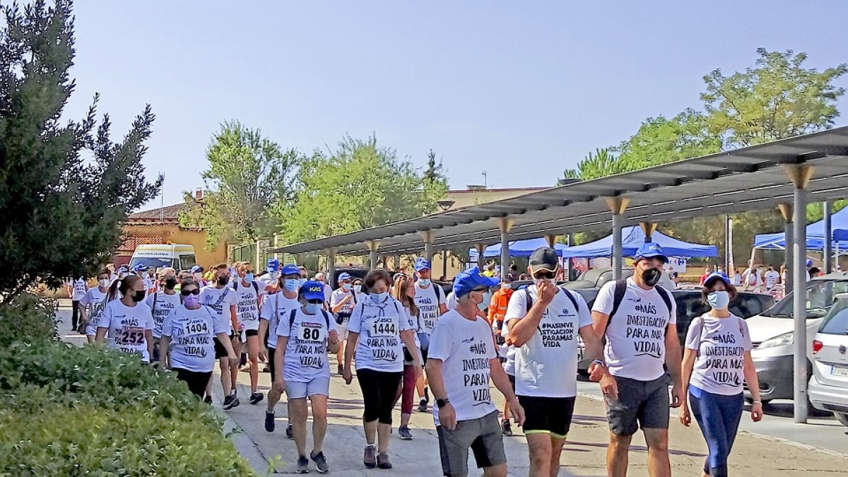 Participantes de la tercera marcha contra el cáncer de mama en Fuensaldaña.- E. M.