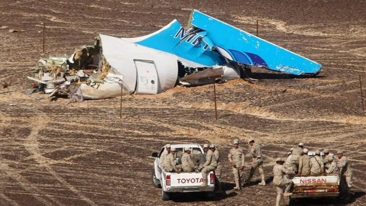 Vehículos militares se acercan al lugar del siniestro del avión ruso Airbus A321, en el desierto del Sinaí.-AP / MAXIM GRIGORIEV