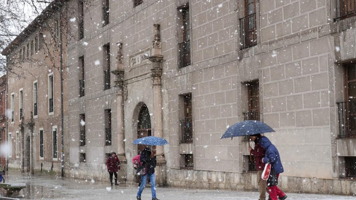 Imagen de la nieve el pasado jueves en Valladolid. J. M. LOSTAU