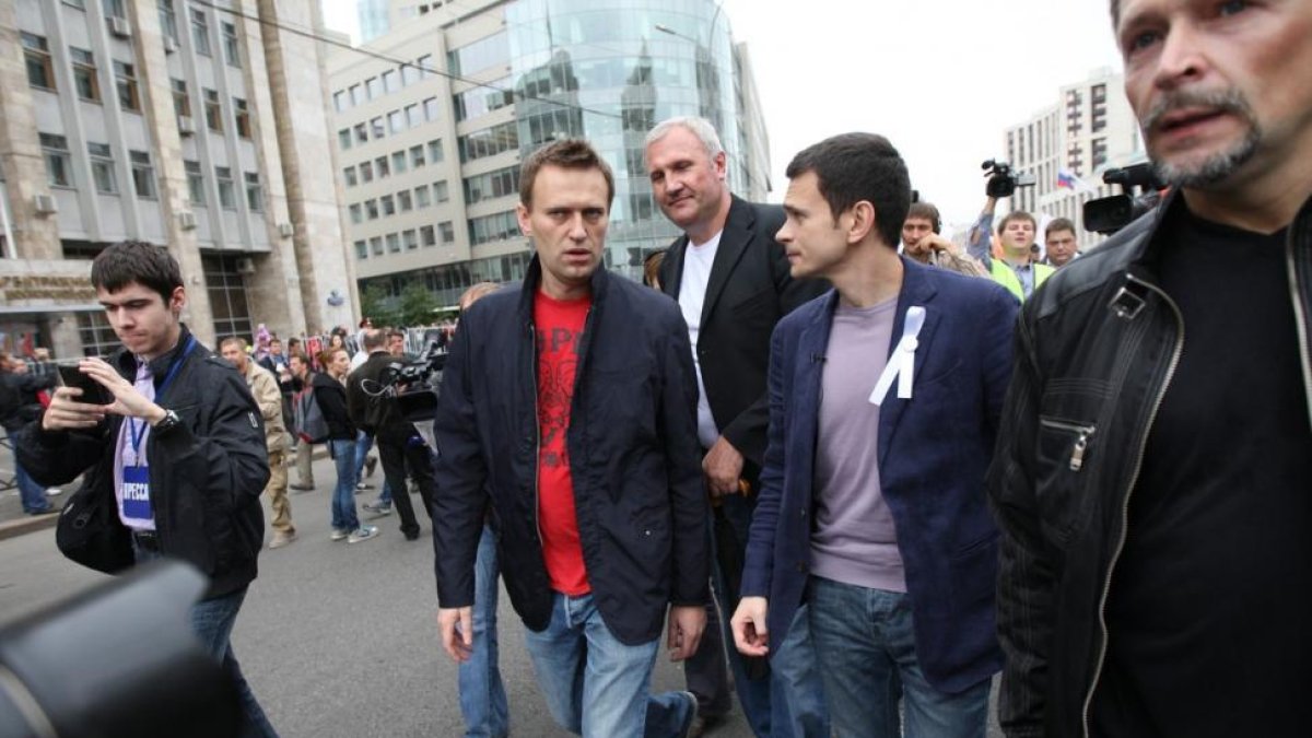 Alexei Navalny, a la izquierda, habla con el líder de la oposición Ilya Yashin durante las protestas de este domingo en las calles de Moscú.-/ SERGEI ILNITSKY (EFE)