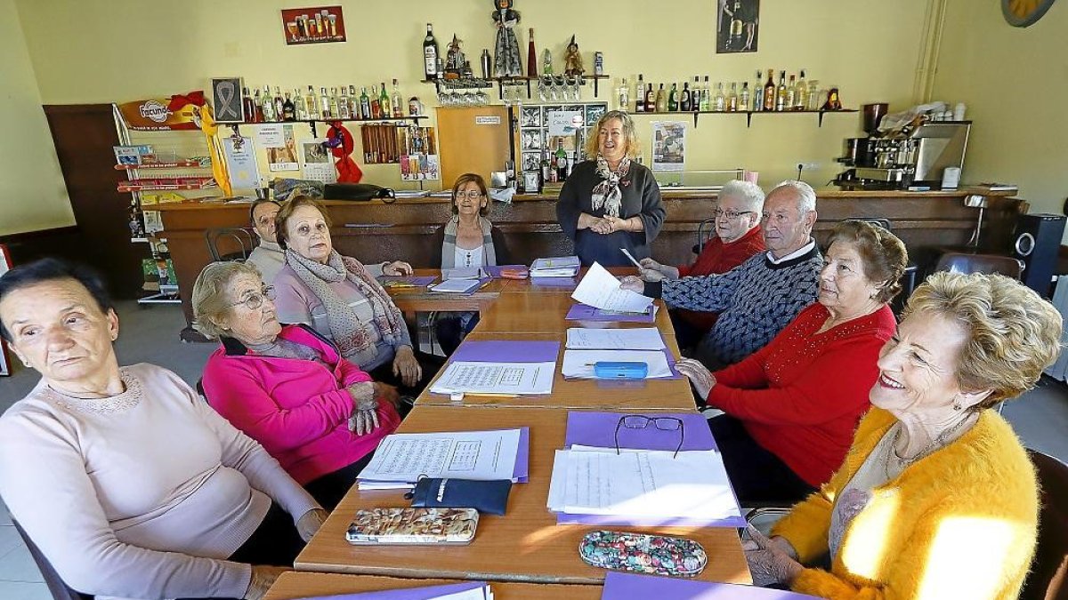 Carmina, Goya, Victoria, José, Elena, Pilar Martín (la técnico de animación social), Pura, Ernesto, Carmen y Tere, participantes de Robladillo.-J.M. LOSTAU