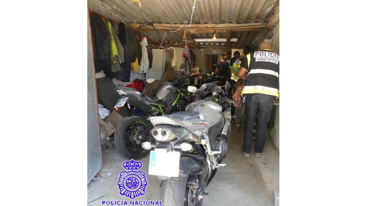Motocicletas encontradas en la vivienda del detenido.- ICAL