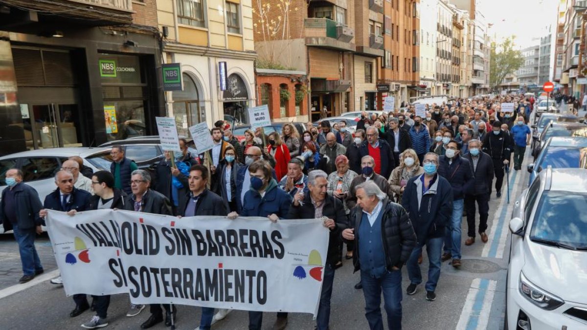 Imagen de archivo de una concentración para pedir el soterramiento en Valladolid. - J.M.LOSTAU