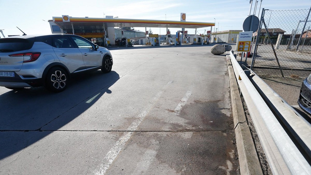 Gasolinera de Burgos que está ubicada cerca del hotel Rey Arturo, a la entrada de la localidad donde se ha producido el tiroteo. - E.M.