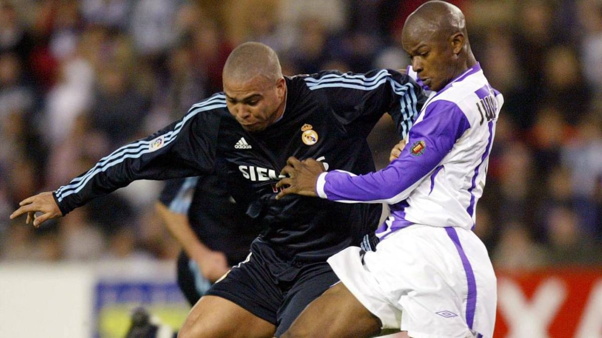 Ronaldo pugna con Julio César en la acción del segundo gol en 2004. AFP