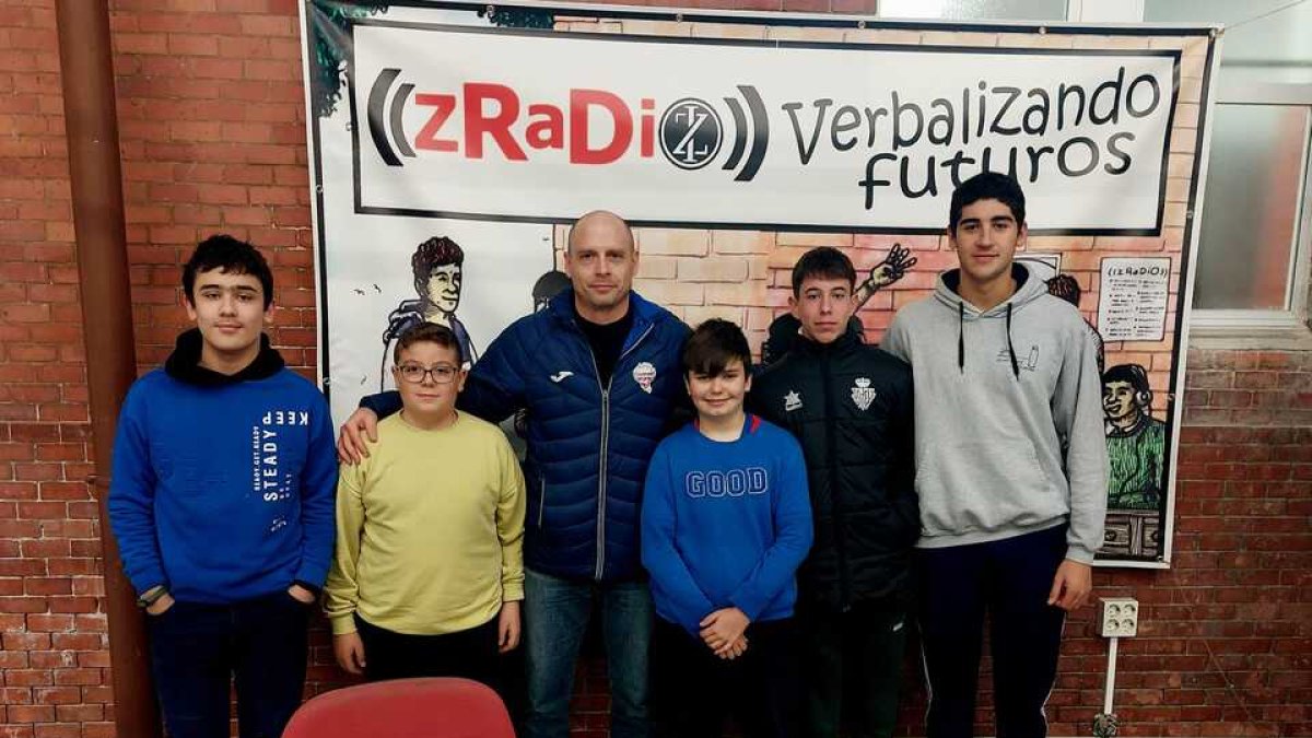 Diego Camino con los escolares tras la entrevista en la radio del Instituto Zorrilla. / E. M.