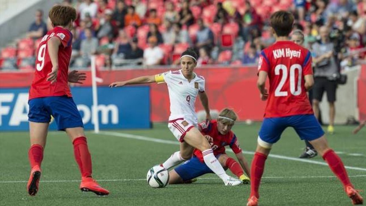 Vero Boquete, entre tres jugadoras de Corea del Sur.-Foto:   AFP PHOTO / NICHOLAS KAMM