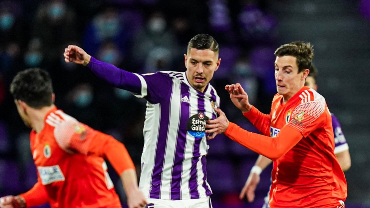 Javi Sánchez intenta abrirse paso entre dos rivales, en el último Real Valladolid-Burgos.