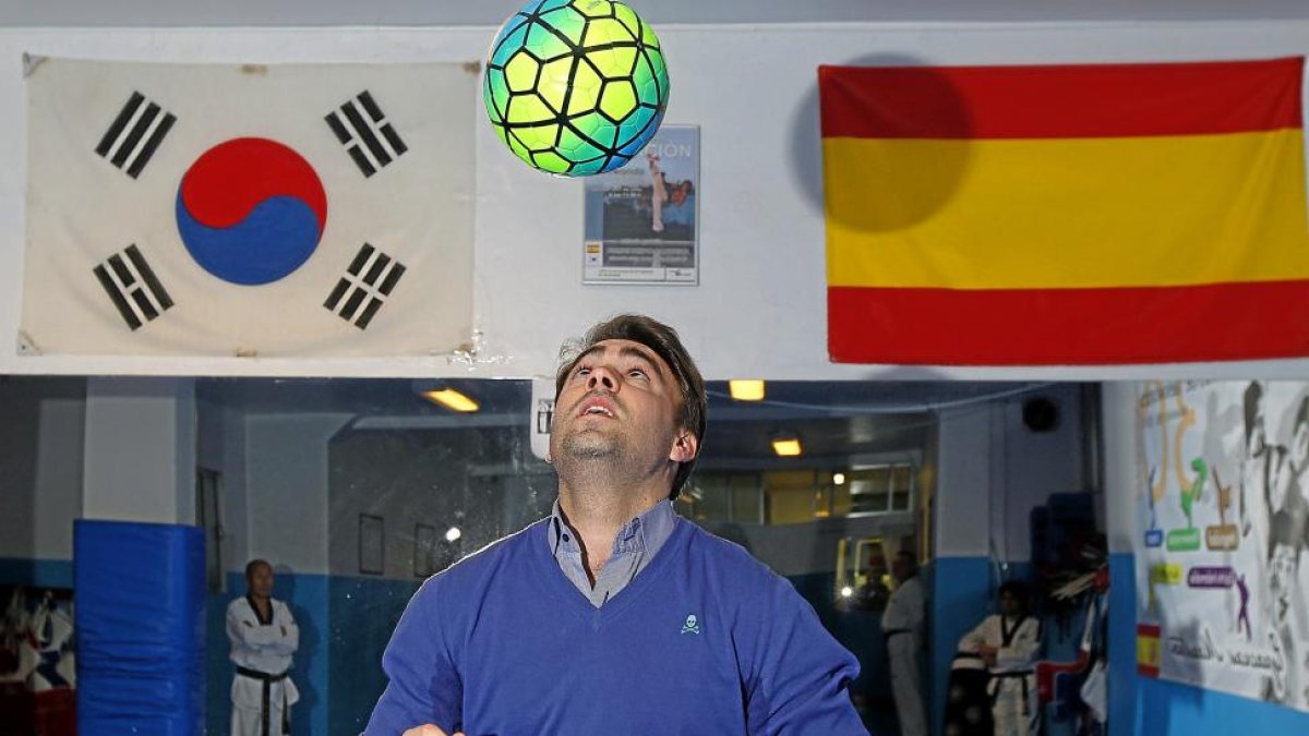 Baltanás cabecea un balón de fútbol en el gimnasio Chang un día antes de partir a Corea del Sur.-J. M. LOSTAU