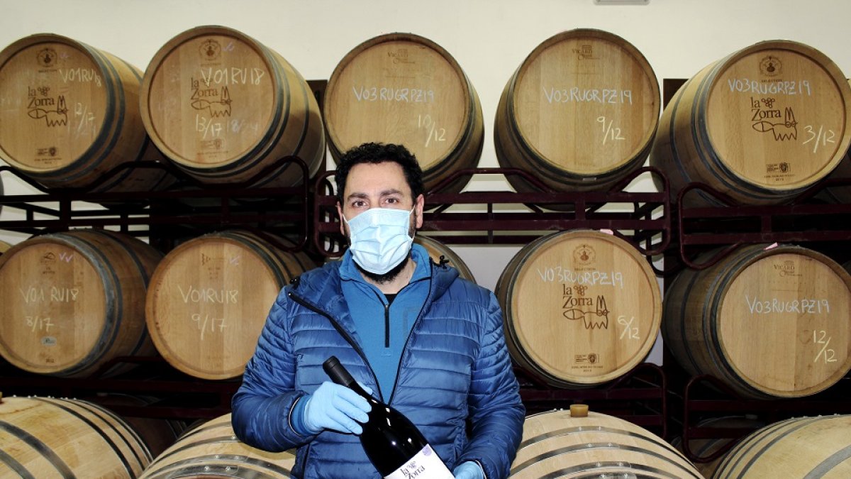 Agustín Maíllo en el interior de su bodega con una botella de La Zorra.