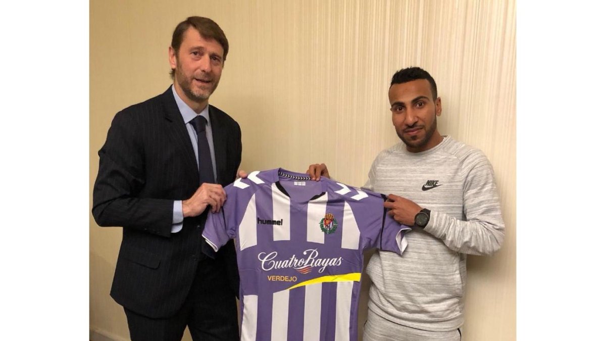 Carlos Suárez y Nouh Al-Mousa, ayer con la camiseta blanquivioleta en Riad.-RVCF