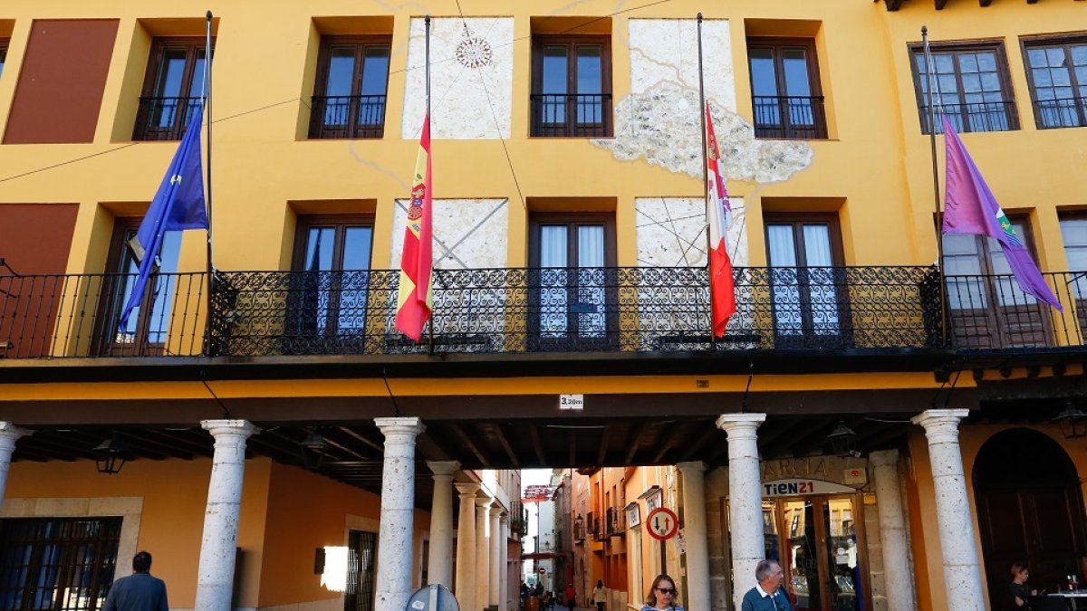 Banderas a media asta, ayer, en el Ayuntamiento de Tordesillas. J.M. LOSTAU