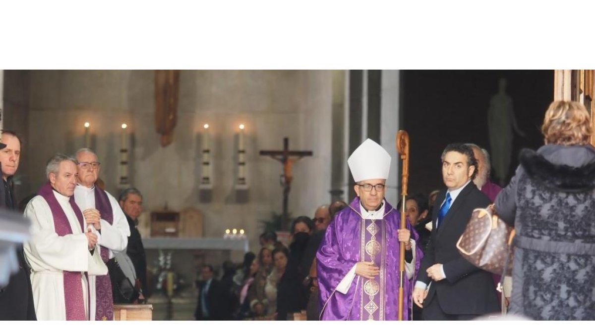 El arzobispo de Valladolid, Luis Argüello, ofició el funeral por las dos mujeres víctimas de violencia de género. PHOTOGENIC