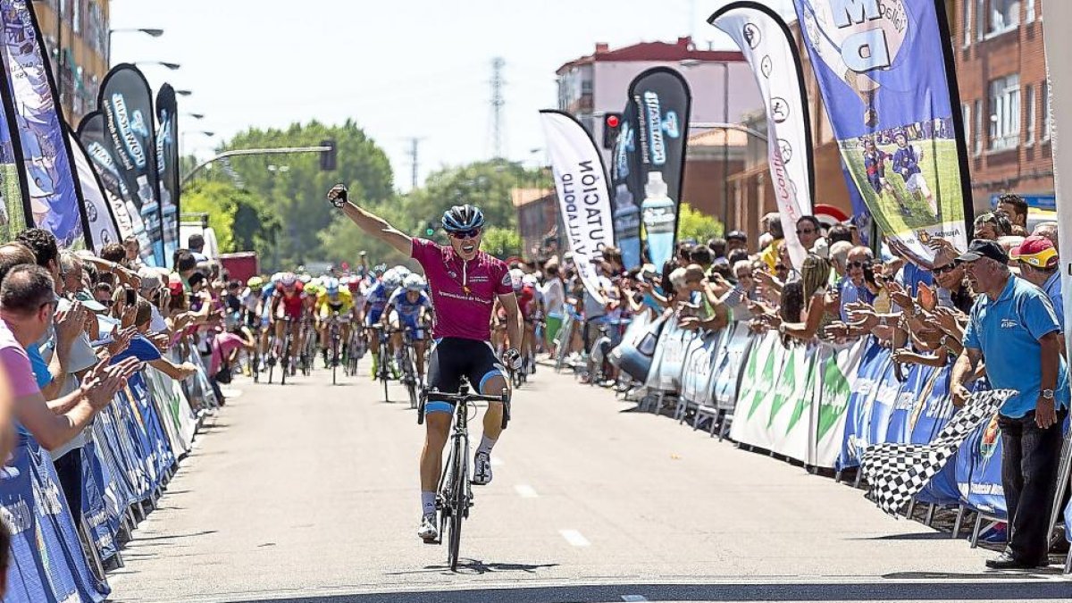 Pablo Velázquez, en el momento de ganar la tercera y última etapa de la Vuelta a Valladolid júnior-MIGUEL ÁNGEL SANTOS