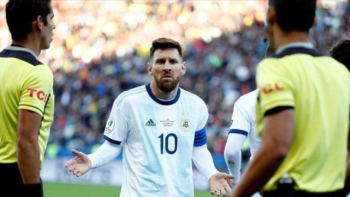 Messi, asombrado, pide explicaciones al árbitro paraguayo Mario Díaz de Vivar tras ser expulsado ante Chile en la semifinal.-SEBASTIAO MOREIRA (EFE)