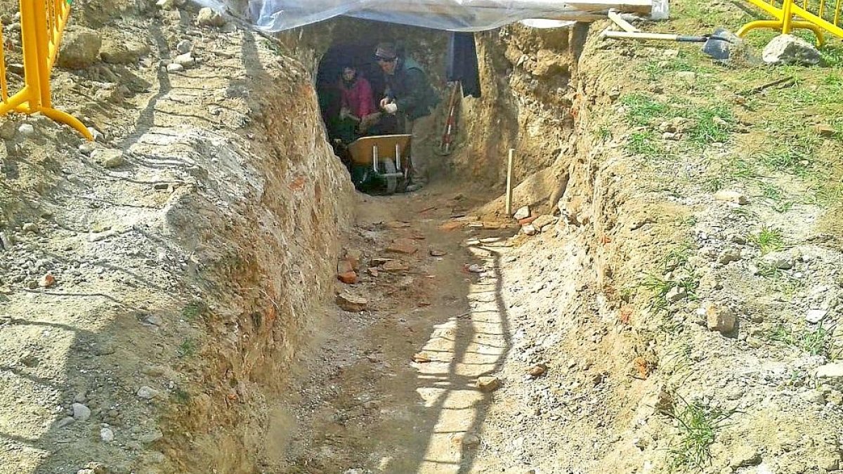 Trabajos de vaciado de la entrada a la bodega de ‘los Alfredos’, ayer.-EL MUNDO