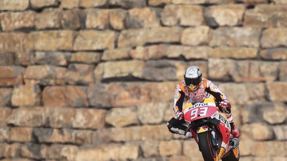 El piloto de MotoGP Marc Márquez (Repsol Honda Team) pasa por la zona del muro durante la sesión de entrenamientos libres celebrada hoy en el circuito de Alcañiz (Teruel).-EFE