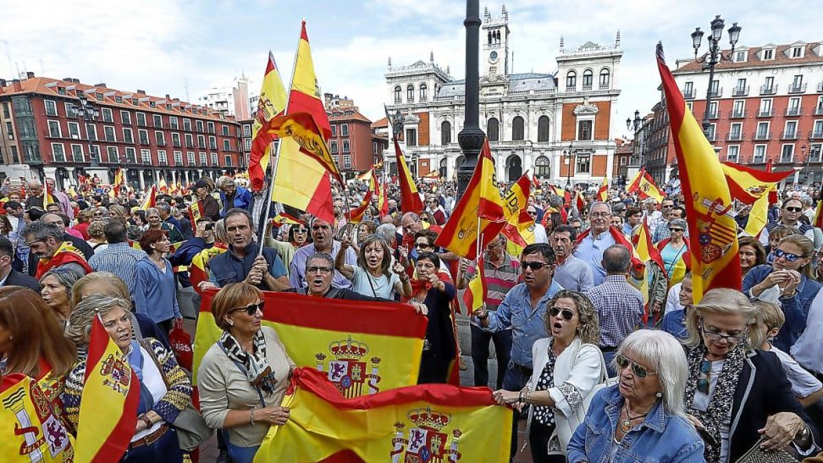 Momentos de la manifestación en contra de la independencia de Cataluña.-J.M. LOSTAU