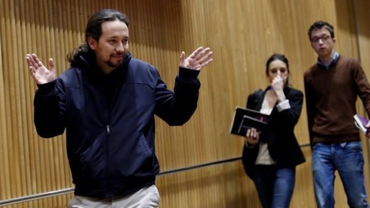 Pablo Iglesias saluda a la prensa a su llegada a la reunión del grupo parlamentario.-J.M. PRATS