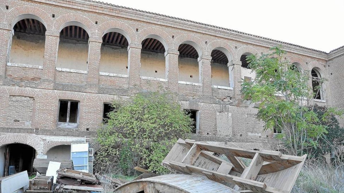 Fachada trasera del Hospital Simón Ruiz, con restos de una escuela taller de principios de los años noventa-Santiago