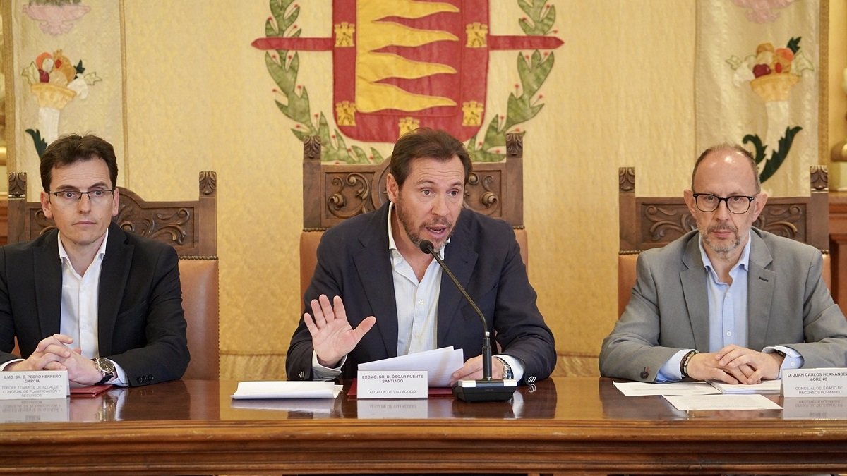 Puente presenta la oferta pública de empleo junto a los concejales Pedro Herrero, izquierda, y Juan Carlos Hernández. -E. M.