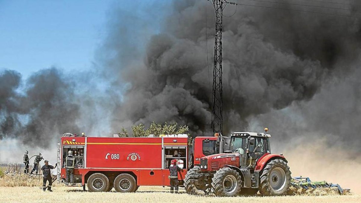 Bomberos de Valladolid sofocan el incendio de un camión de neumáticos en el alfoz de la ciudad.-Pablo Requejo