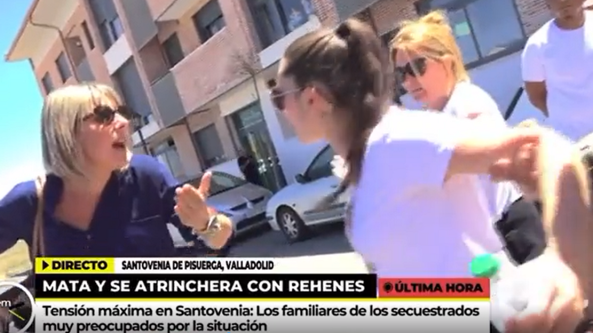 Susana Ahijado defiende a una reportera de Telecinco para evitar una agresion.