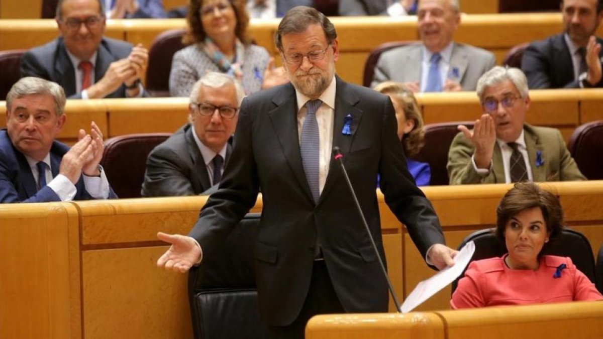 Mariano Rajoy y, a su izquierda, Soraya Sáenz de Santamaría, este martes en la sesión de control en el Senado. /-JOSE LUIS ROCA