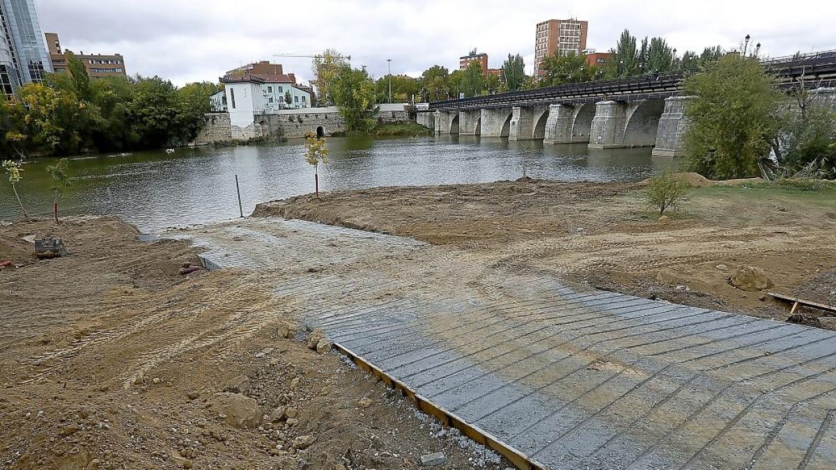 El nuevo embarcadero, en obras, del río Pisuerga junto al puente Mayor.-J.M. LOSTAU