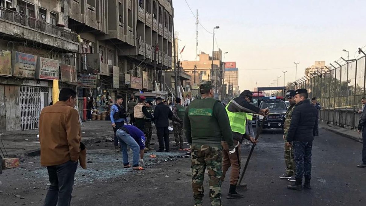 Las fuerzas de seguridad iraquís han acordonado la zona donde se han producido los dos ataques suicidas que han provocado la muerte de, al menos, 36 personas.-AP