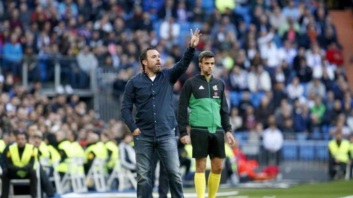 Sergio da instrucciones a los jugadores en el partido frente al Real Madrid disputado en el Bernabéu.-PHOTO DEPORTE